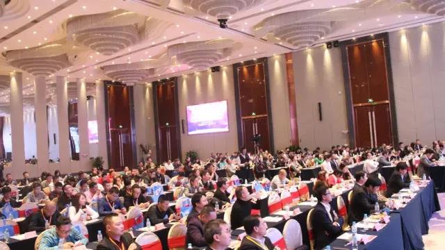 第十六屆中國燈都産業(yè)高峯論罎在中山(shan)古鎮(zhèn)擧(ju)行